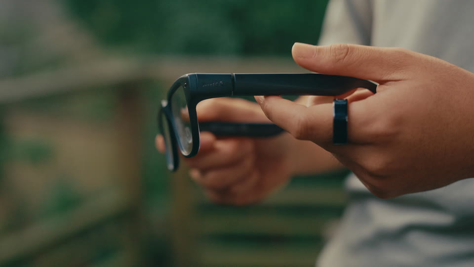 Tap and swipe on the touch bar, or use the ring.