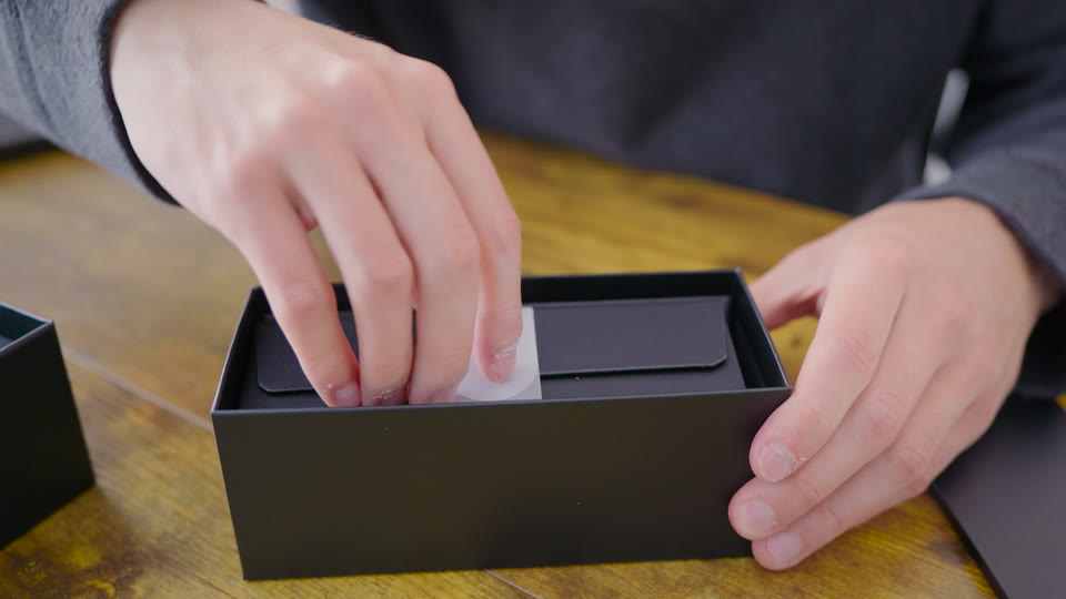 The case, the manual and the holder with the nose pads, cloth and cable.